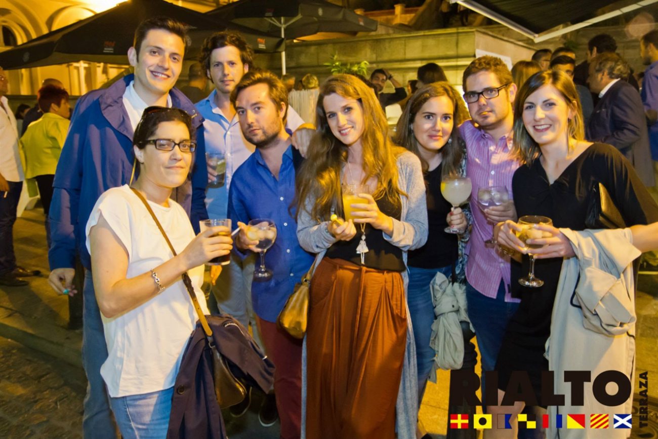 Un grupo de amigos brindando en la terraza de Rialto