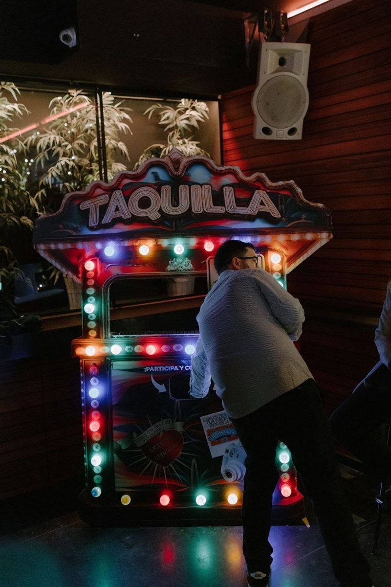 Photocall de feria con luces de colores en una preboda