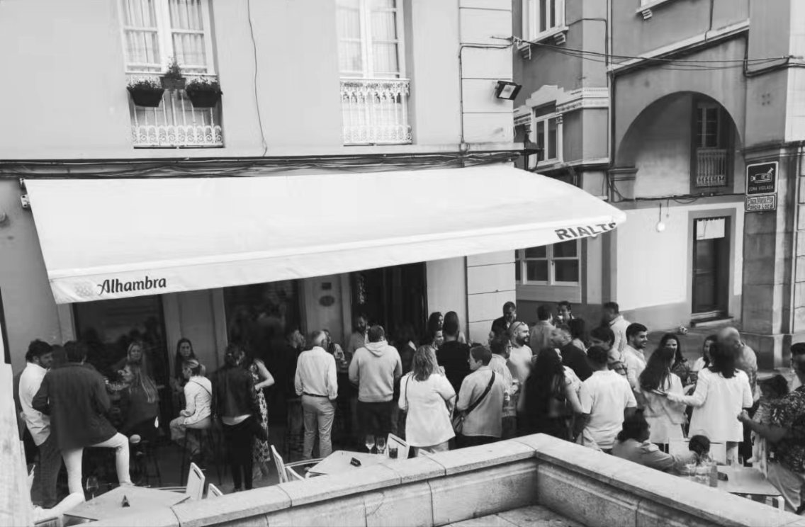 La terraza de Rialto llena de gente, en blanco y negro